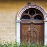 Il piano inferiore, contraddistinto da mattoni regolari color ocra, custodisce il portale in legno, mentre il superiore � scandito da tre porte finestre ad arco